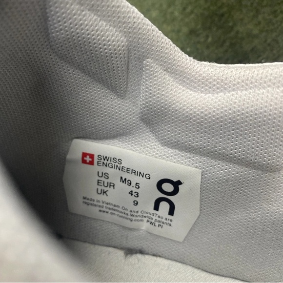 On The Roger Centre Court Center Low Top Sneakers White / Olive Mens Size 9.5 - Picture 6 of 7